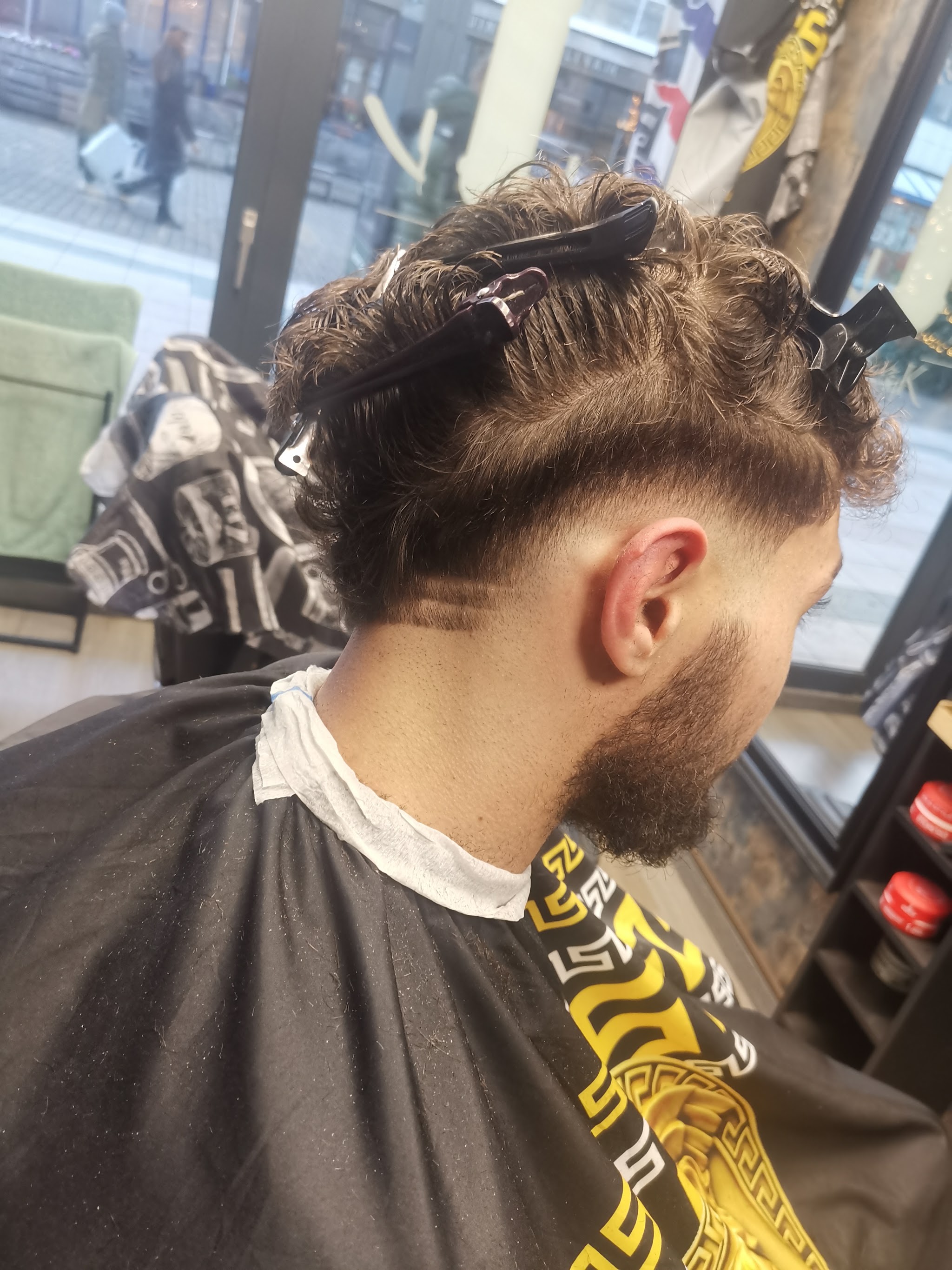 Net geknipt: getextureerd bovenop met een fade, van opzij in de stoel